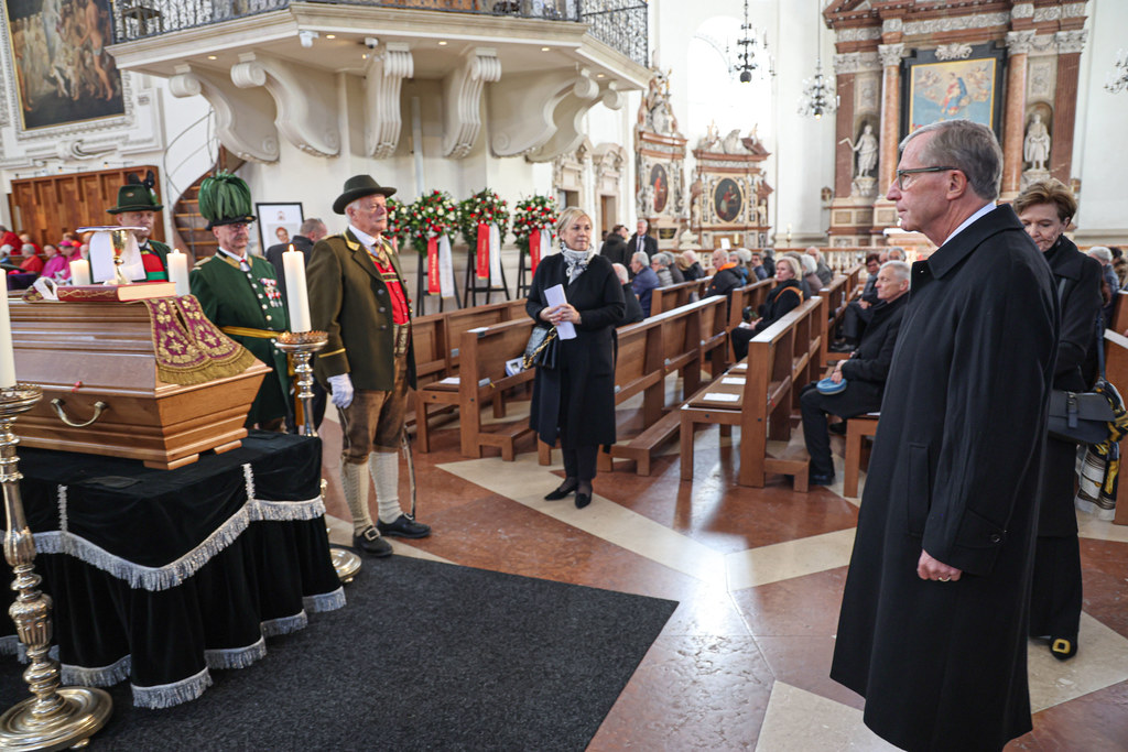 Salzburg nahm im Dom zu Salzburg Abschied vom verstorbenen Salzburger Alt-Erzbischof Alois Kothgasser. LH Wilfried Haslauer gedenkt vor dem Sarg.